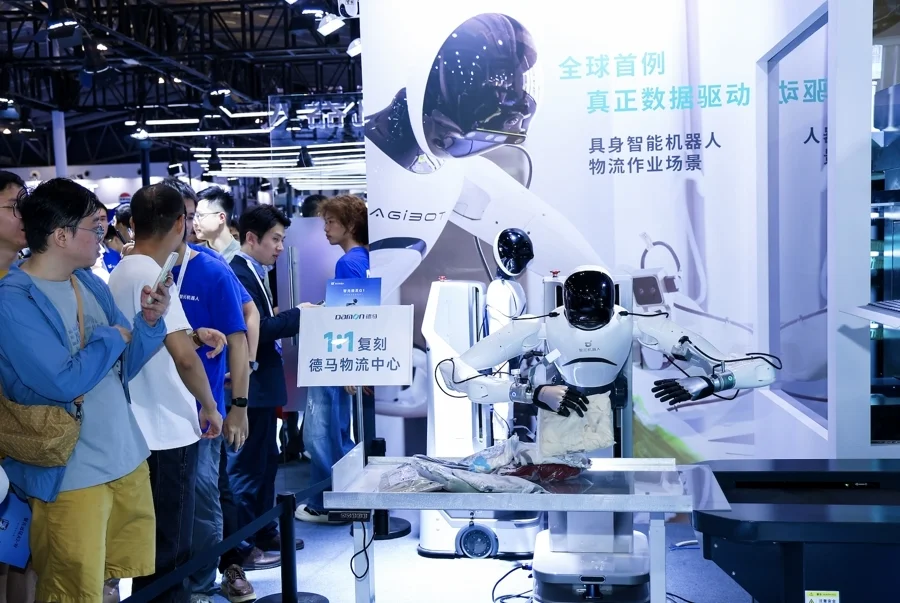 智元精灵G1在进行物流分拣工作