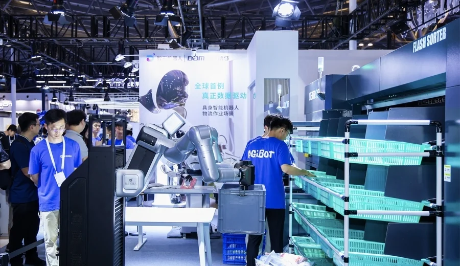 正在搬运料箱的智元远征 A2-W