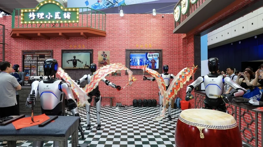 在舞彩带、敲鼓的智元远征A2