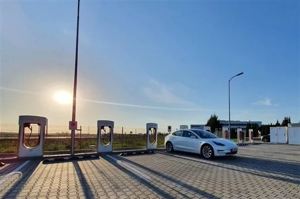 电动车没电了就地停高速应急车道被查 司机：我是为了安全