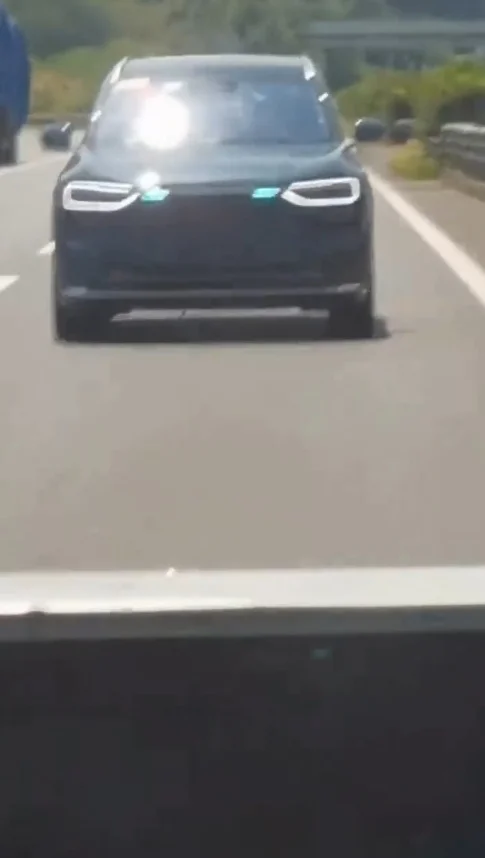 全新问界M7实车路测视频曝光：前后均配智驾小蓝灯