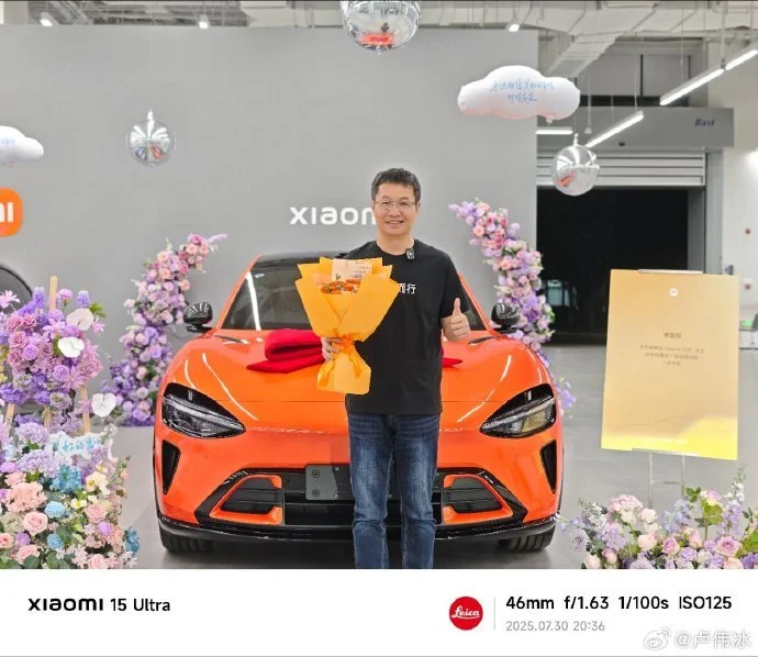卢伟冰喜提小米YU7熔岩橙 称将反馈深度体验意见