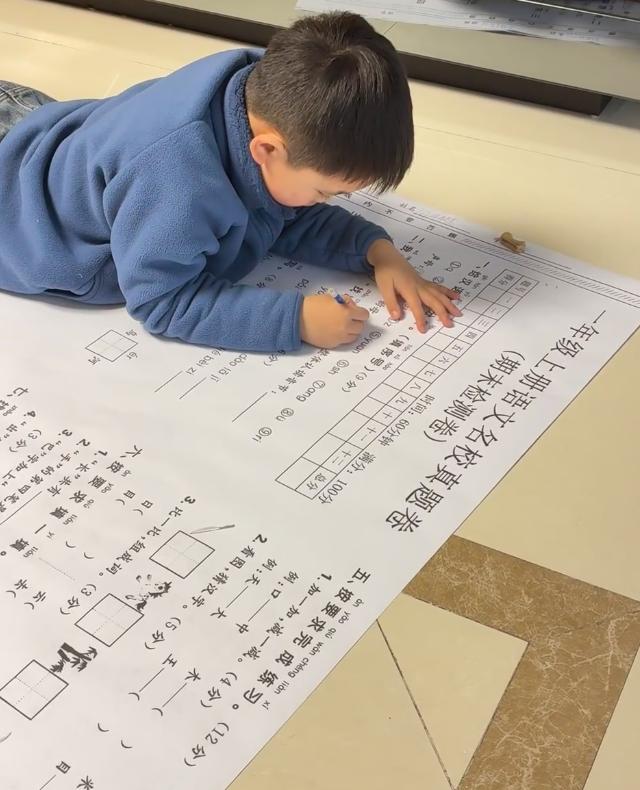 妈妈给儿子安排地毯式超大试卷