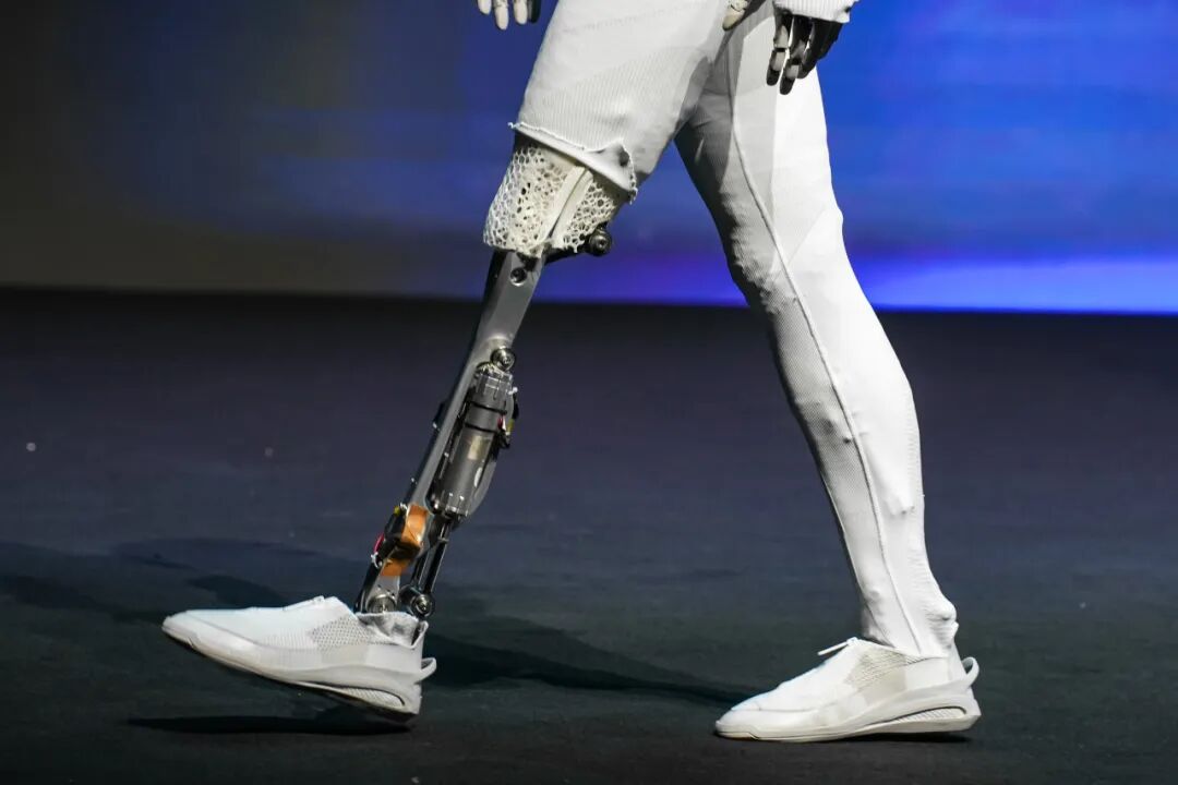车轮之后，铁人出征：他们集体&ldquo;下海&rdquo;机器人