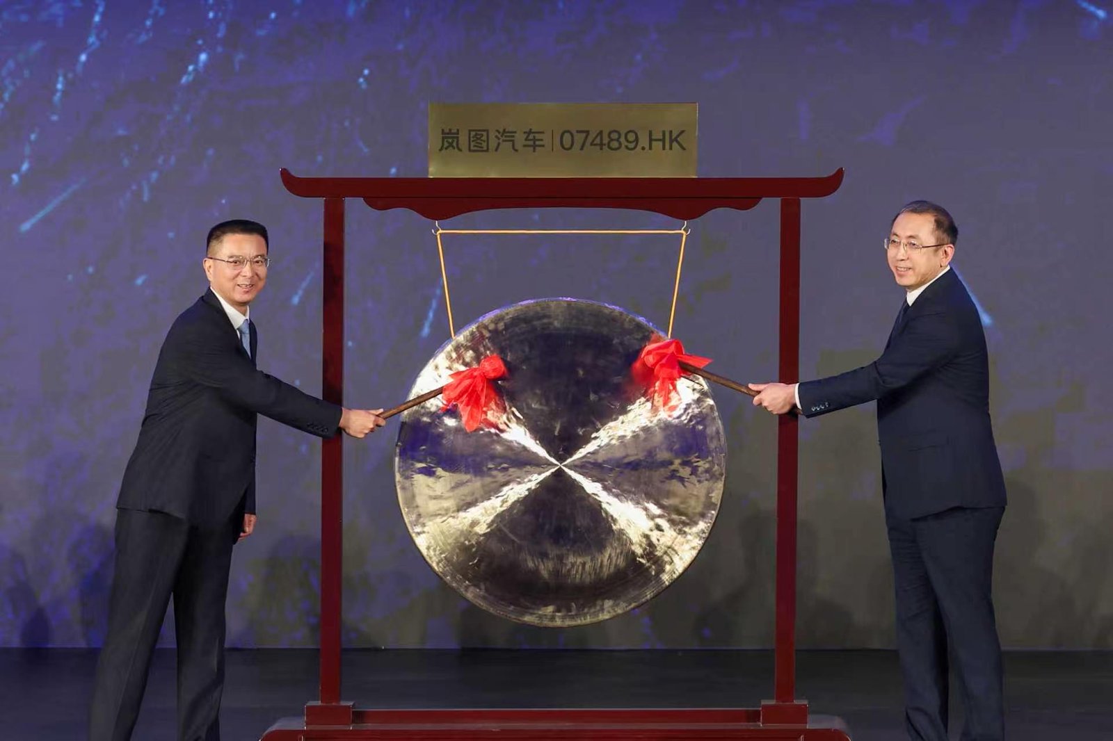 叩开港股大门：造车