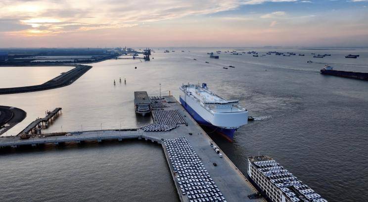 图为奇瑞出海车辆即将登船