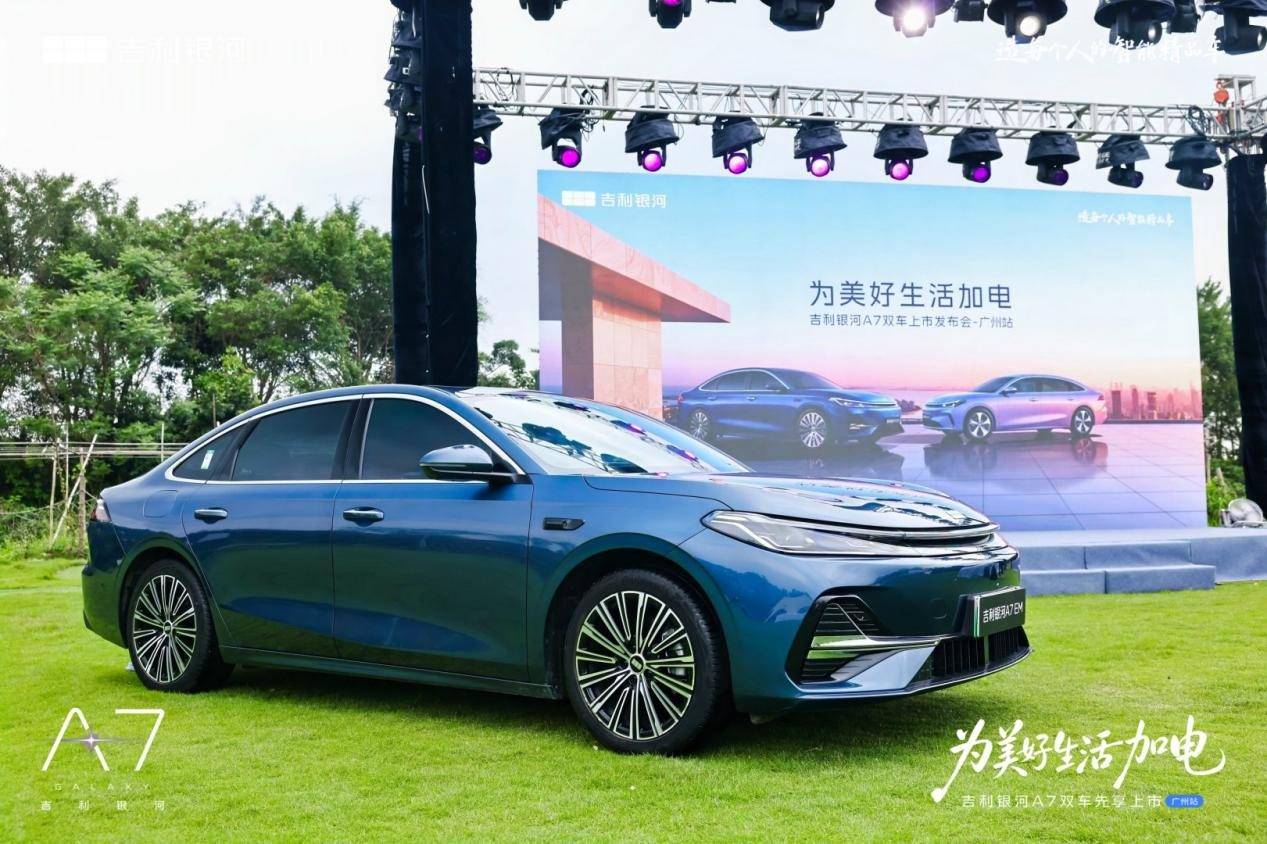 8.98万起!吉利银河A7双车齐发,这是要把合资家轿最后的遮羞布撕了?