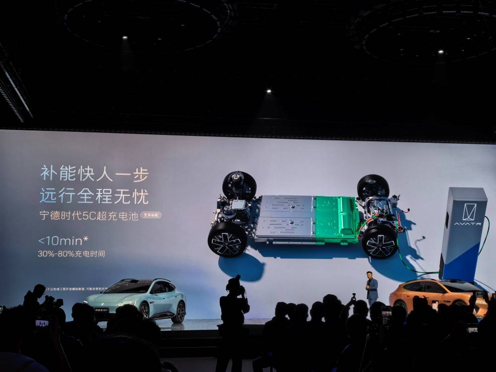 阿维塔06T限时21.59万开售！全系标配华为ADS，上车896线激光雷达