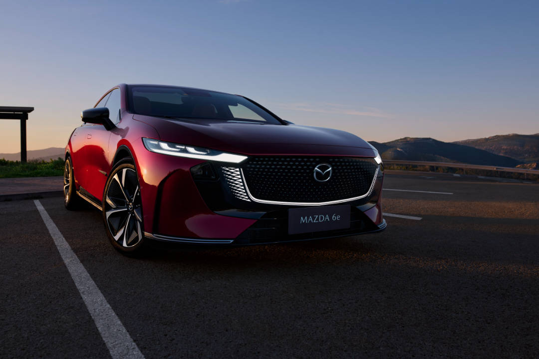 长安马自达推出EZ-60马年版,售价13.99万、14.59万元 2025_Mazda6e_GER-LHD_C004_EXT_FQ_SoulRedCrystal_FrontGrille_High+_RGB.jpg