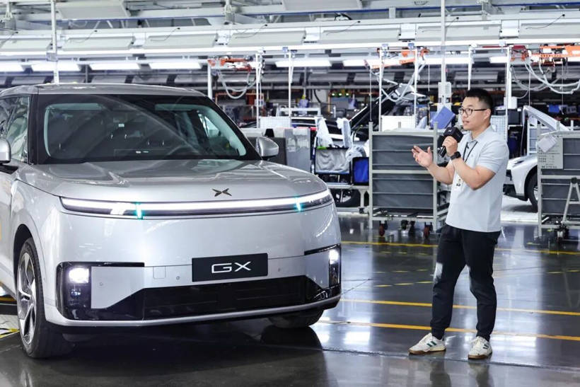 小鹏集团Robotaxi首台量产车在广州正式下线,搭载了小鹏第二代VLA大模型,具备L4级自动驾驶能力 Robotaxi的2026:热闹是真,赚钱是坎